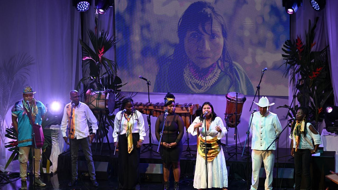 Artistas colombianos actúan durante el concierto 'Paz al Oido' en el Centro de Memoria, Paz y Reconciliación de Bogotá
