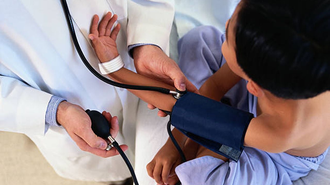 Durante la infancia, la mayoría de los niños con hipertensión arterial no presentan síntomas.