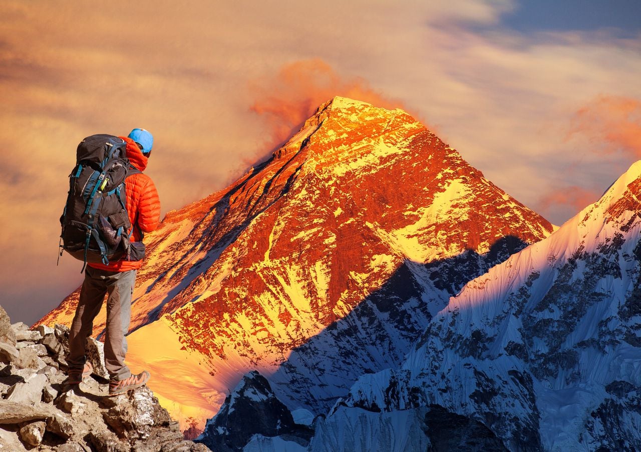 Los guías nepaleses, provenientes generalmente de los valles vecinos, se encargan de la logística y la seguridad y aseguran el éxito de las expediciones que emprenden los alpinistas extranjeros.