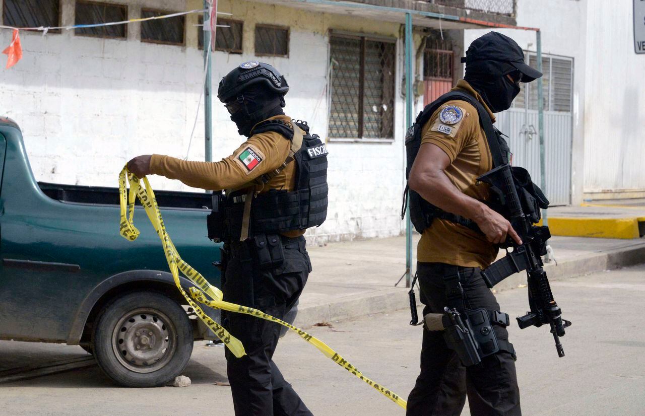 Miembros del equipo de intervención táctica revisan el área donde el periodista mexicano Nelson Mateus fue asesinado en la ciudad turística de Acapulco, estado de Guerrero, México, el 15 de julio de 2023.