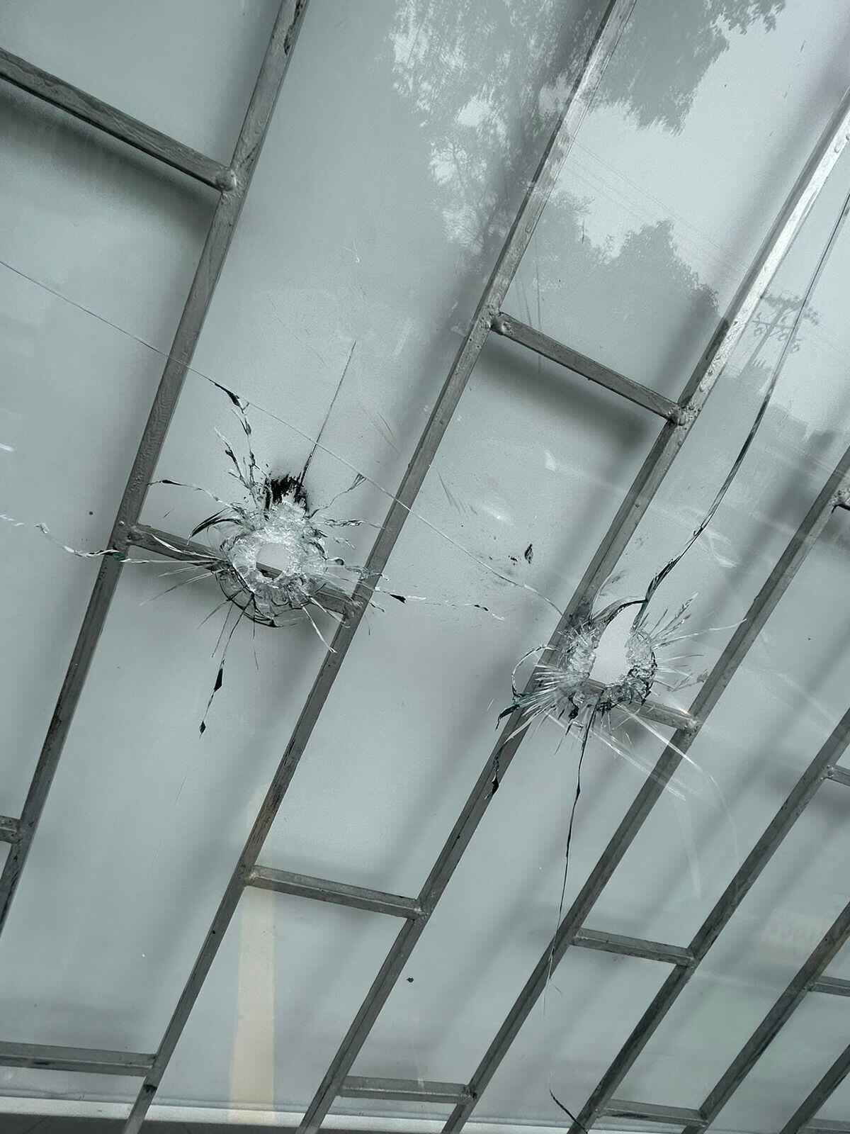 Así quedaron los vidrios del lugar tras el ataque.