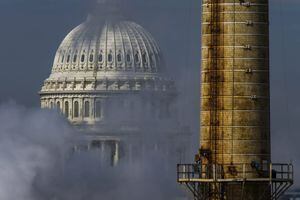 Vista del domo del Capitolio detrás de una chimenea de la Planta de Energía Capital, la única central eléctrica de carbón en la capital de Estados Unidos, en Washington.