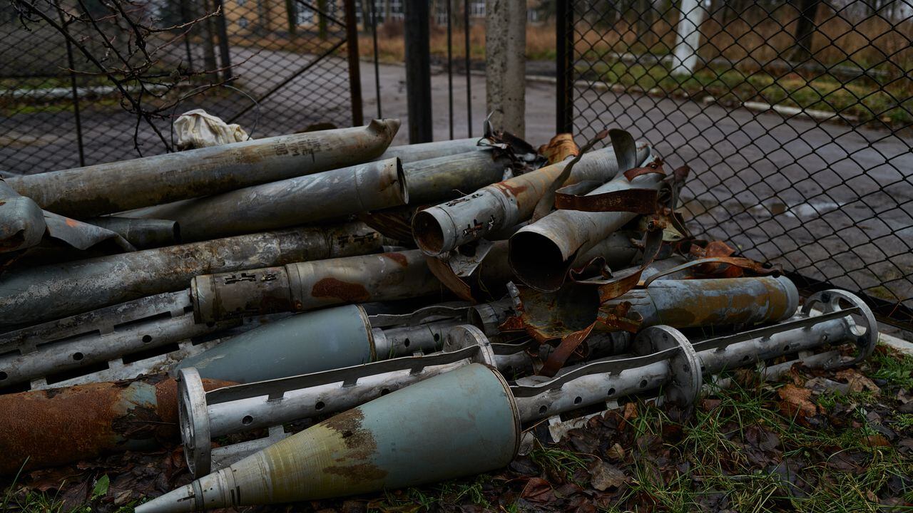 Los restos de proyectiles de artillería y misiles, incluidas las municiones en racimo, se almacenan el 18 de diciembre de 2022 en Toretsk, Ucrania
