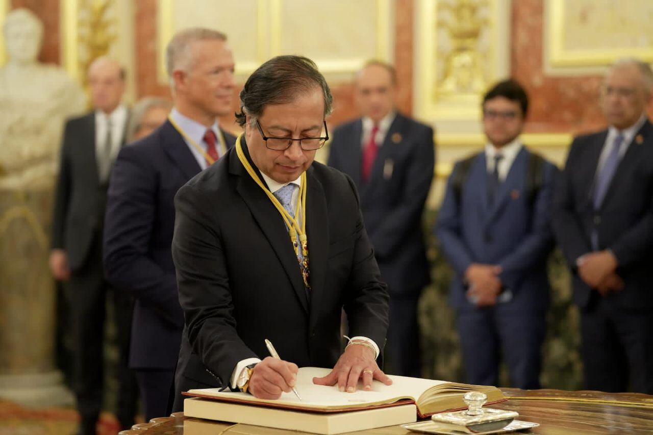 El presidente Gustavo Petro firmó el Libro de Honor de la Cámara Alta en España.