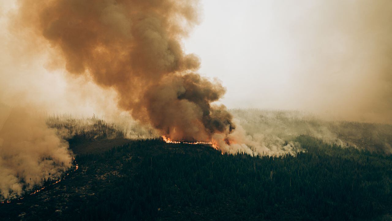 El humo de los peores incendios forestales de la historia de Canadá estaba afectando gravemente la calidad del aire el 28 de junio de 2023 en todo Ontario y al menos 15 estados de EE. UU., y los monitores advirtieron que más de cien millones de personas se enfrentan a condiciones potencialmente insalubres.