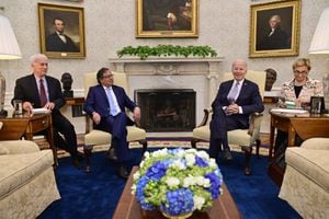 Los presidentes Gustavo Petro y Joe Biden hablaron sobre la política antidrogas, avanzar hacia una economía descarbonizada, entre otros temas.
Foto: Presidencia de Colombia.