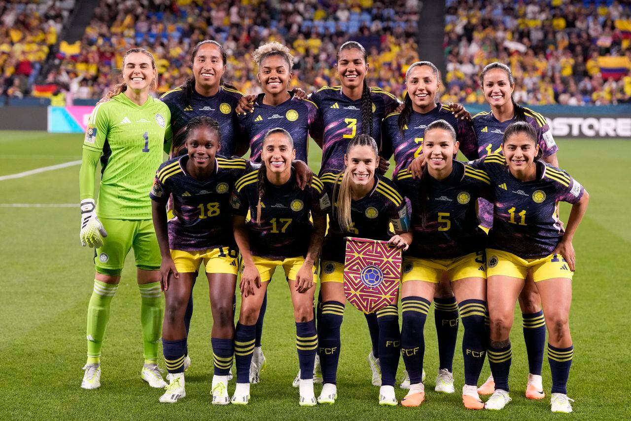 Las jugadoras de Colombia posan antes del partido de fútbol del Grupo H de la Copa Mundial Femenina entre Alemania y Colombia en el Estadio de Fútbol de Sídney, en Sídney, Australia, el domingo 30 de julio de 2023. (Foto AP/Mark Baker)