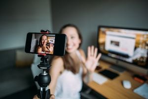 Hermosa mujer vlogueando en casa modelo webcam influencer