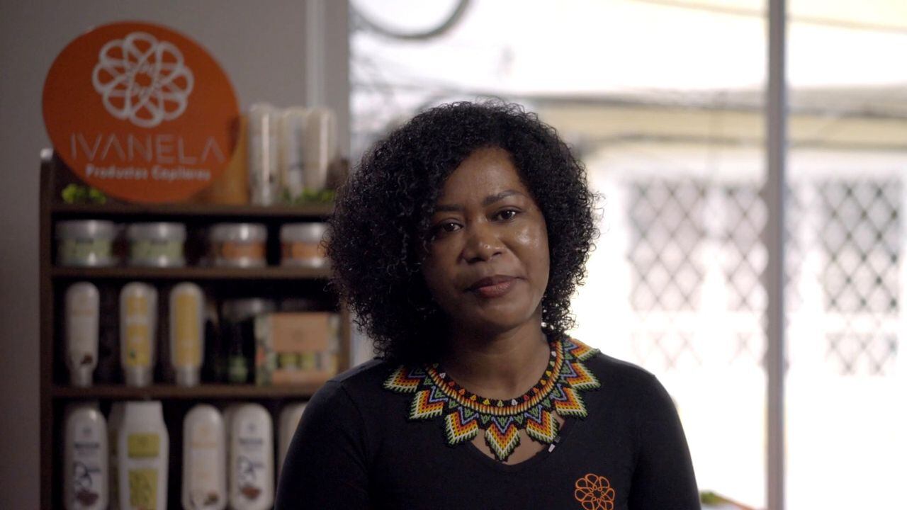 Janeth Orobio, una de las protagonistas del cortometraje, cuenta cómo surgió su emprendimiento Ivanela, una línea de productos para cabello afro.