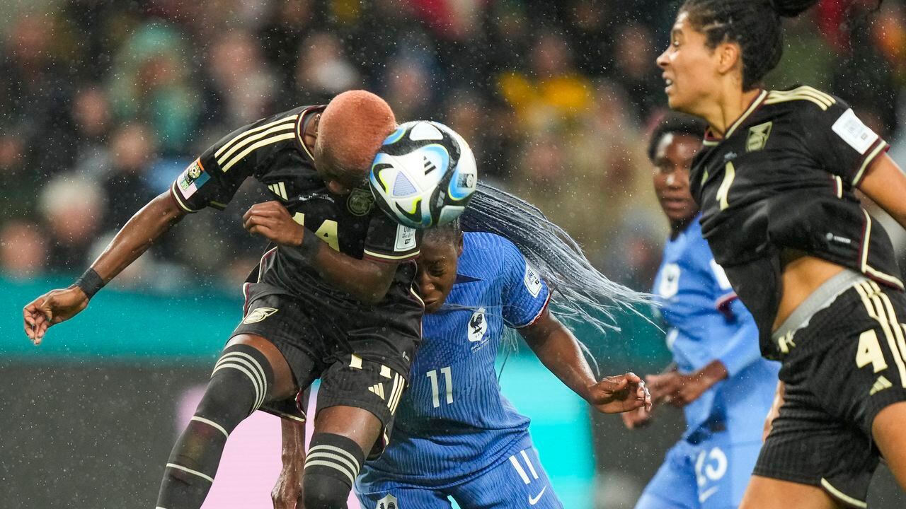 Acción de juego aéreo se presenta en el partido entre Francia y Jamaica en el Mundial femenino 2023.