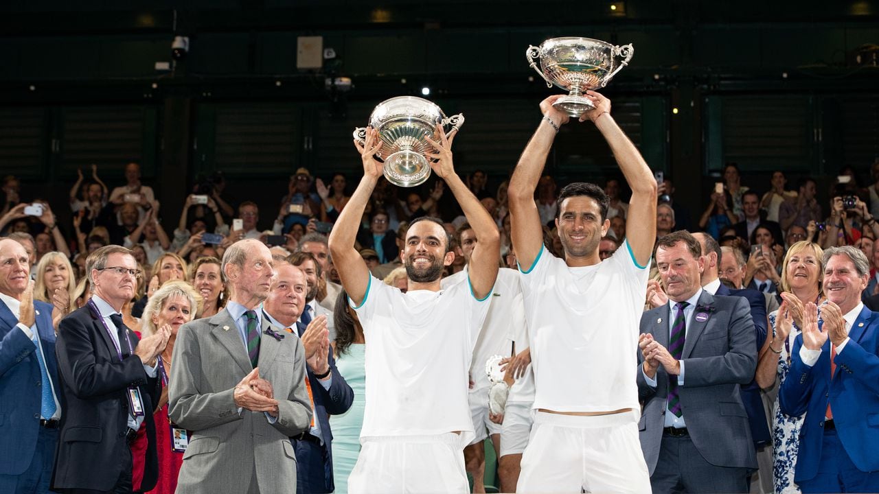 LONDON, ENGLAND - JULY 13: Robert Farah and Juan Sebastián Cabal  of Colombia lift the trophies after winning the Men's Doubles Final against Édouard Roger-Vasselin and Nicolas Mahut of France at The Wimbledon Lawn Tennis Championship at the All England Lawn and Tennis Club at Wimbledon on July 13, 2019 in London, England. (Photo by Simon Bruty/Anychance/Getty Images)