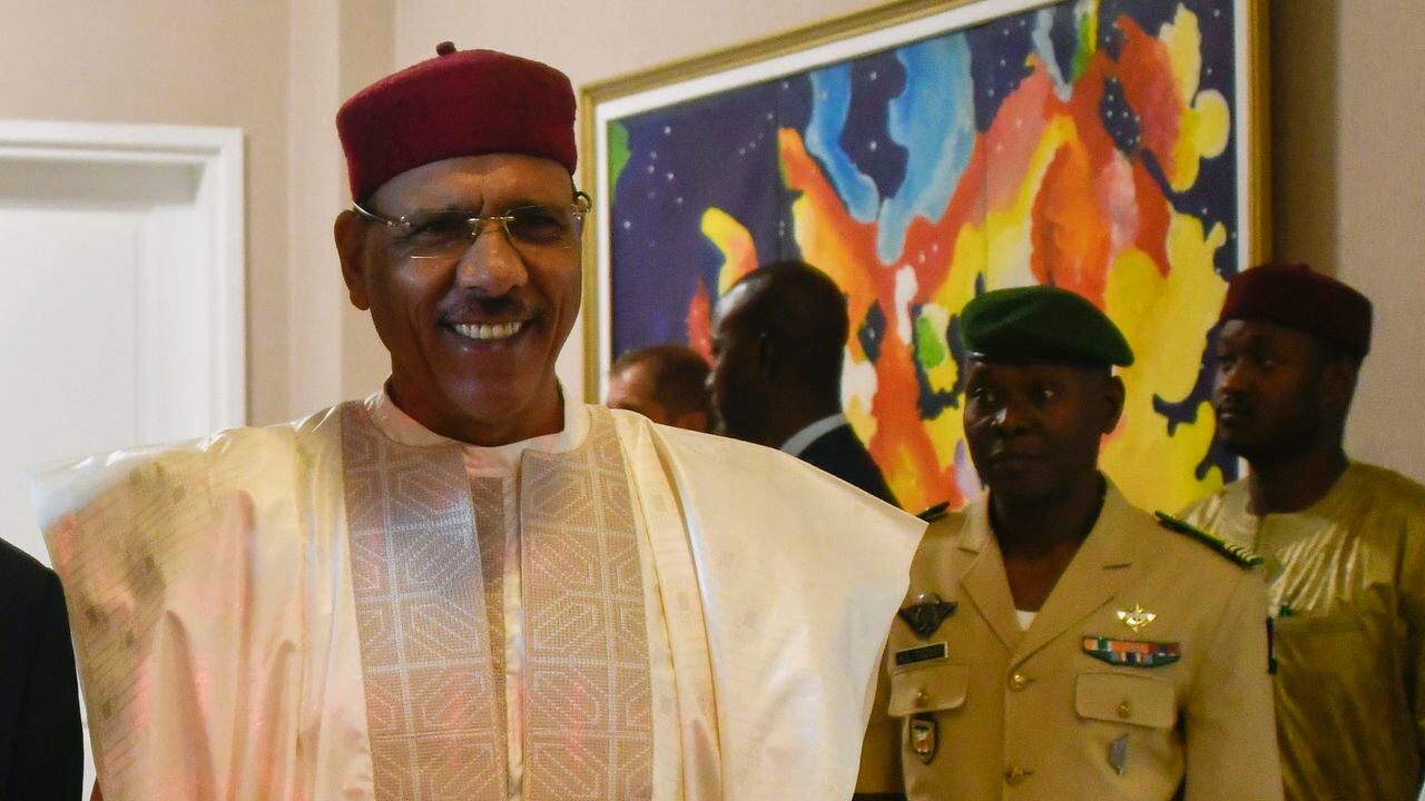 El presidente de Níger, Mohamed Bazoum, en el palacio presidencial en Niamey, Níger, el 16 de marzo de 2023.