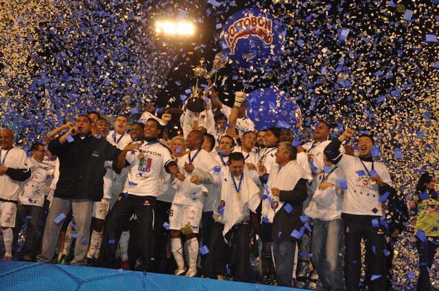 Once Caldas celebrando su cuarta estrella (2010-ll).