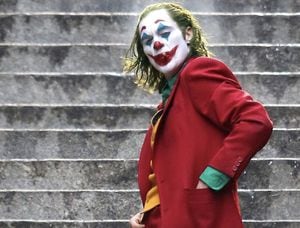 El actor Joaquin Phoenix interpreta el papel del Joker en la cinta homónima dirigida por Todd Phillips.