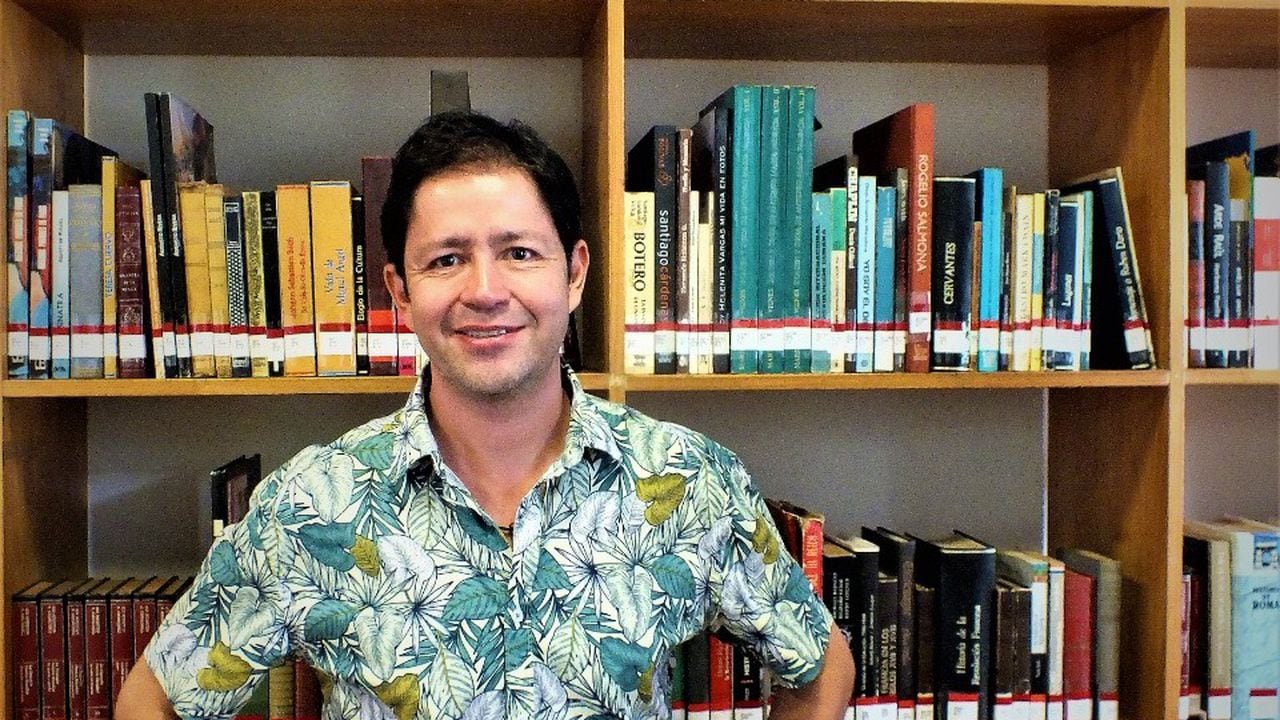 Julián Chang también fue director de la Biblioteca del Centenario durante el año 2022, además es fundador del grupo de lectura Cazadores de Libros.