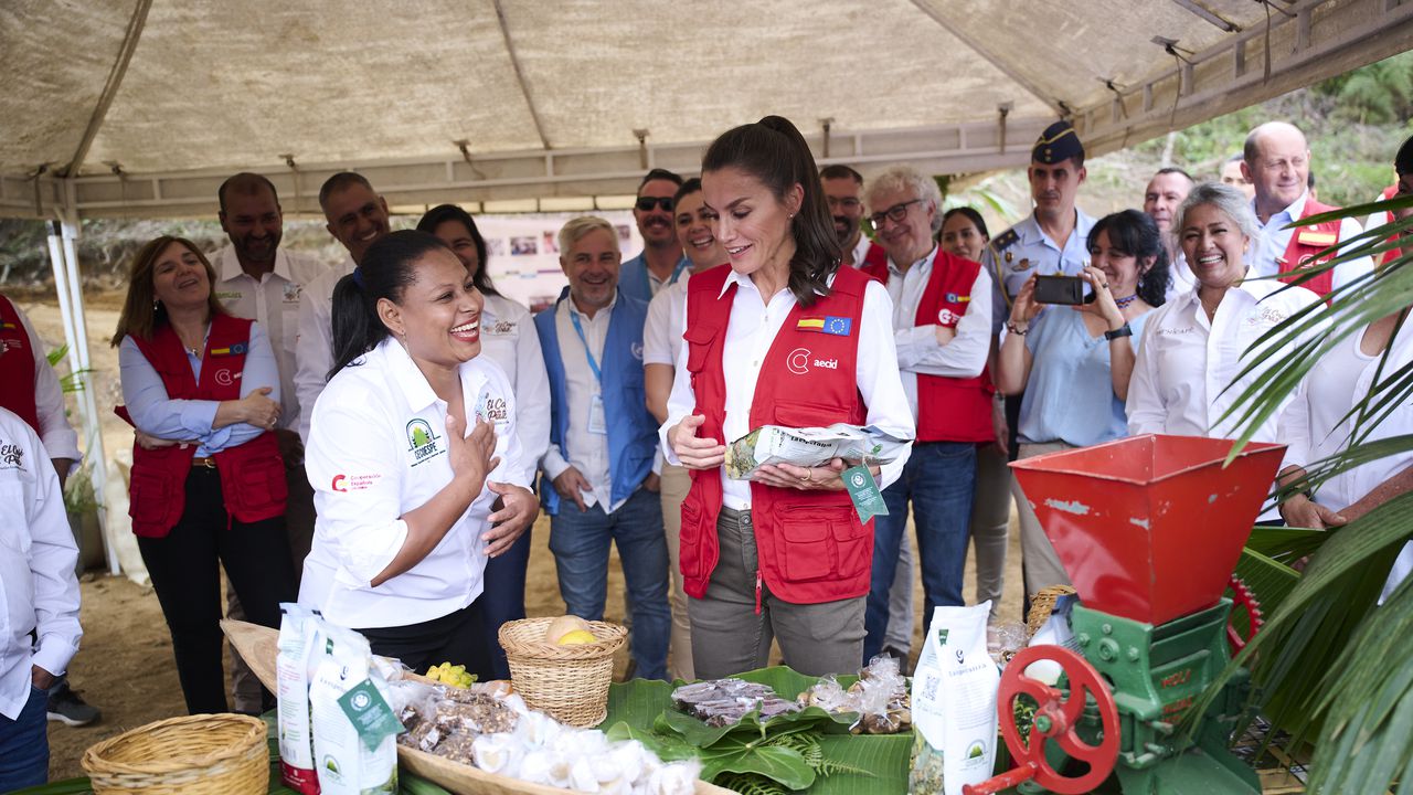 La reina pudo conocer productos típicos del Valle del Cauca en su visita a la finca cafetera.