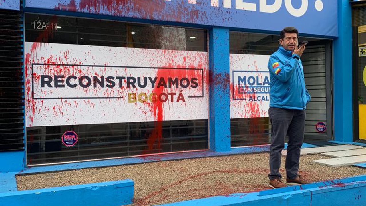 Simularon sangre regada sobre la fachada de la sede de campaña del candidato a la Alcaldía de Bogotá.