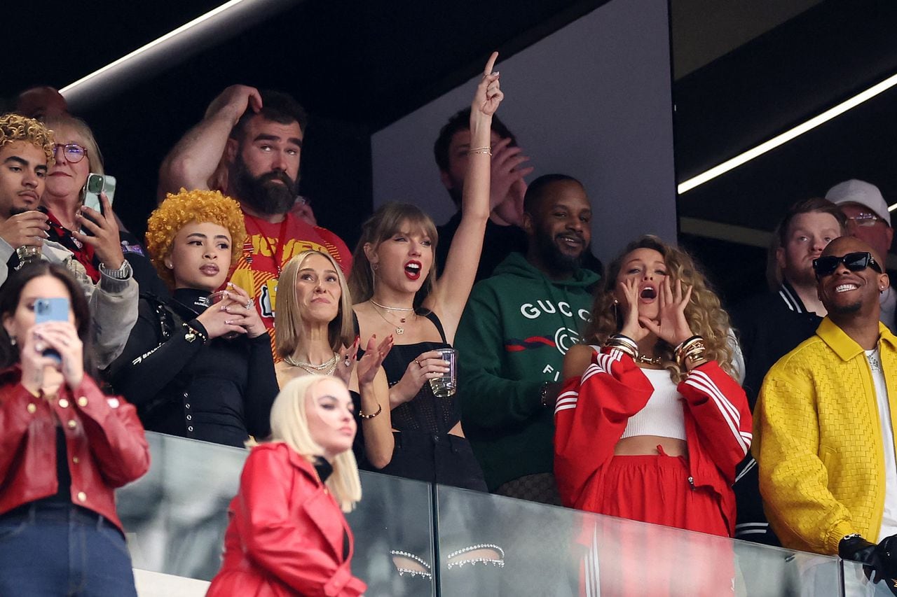 La cantante Taylor Swift estuvo acompañada de buenos amigos durante el juego del Super Bowl LVIII entre los San Francisco y los Kansas City Chiefs.