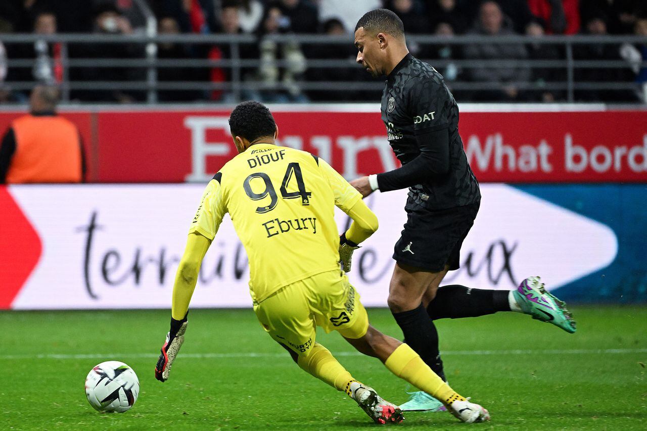 Con triplete de Kylian Mbappé, PSG goleó a Reims y asumió el liderato de la Ligue 1 de Francia.