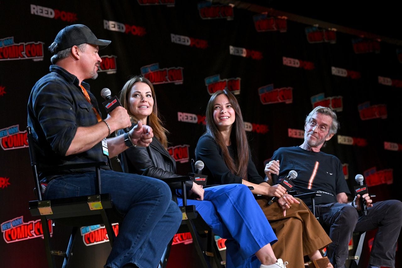 Tom Welling, Erica Durance, Kristin Kreuk y John Glover hablan en el escenario en Smallville Cast Reunion durante New York Comic Con 2022 el 08 de octubre de 2022 en la ciudad de Nueva York.