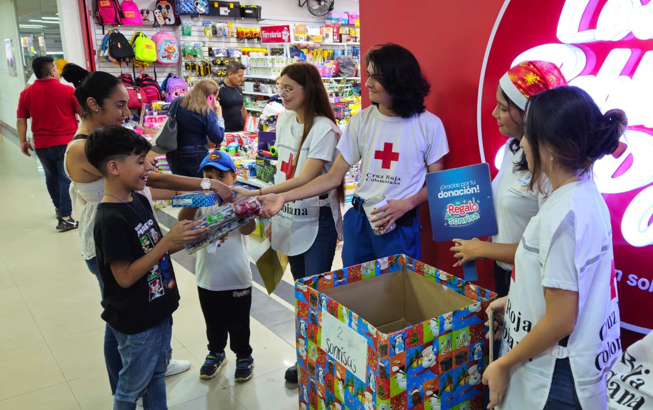 Un grupo de jóvenes, identificados con los logos de la Cruz Roja, los estarán esperando en los puntos de recolección para recibir los regalos.