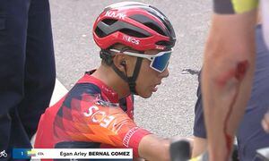 Egan Bernal sufrió una fuerte caída en la primera etapa del Tour de Hungría.