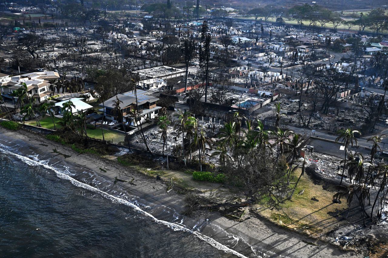 Un aterrador incendio forestal que dejó una ciudad hawaiana histórica en ruinas carbonizadas.