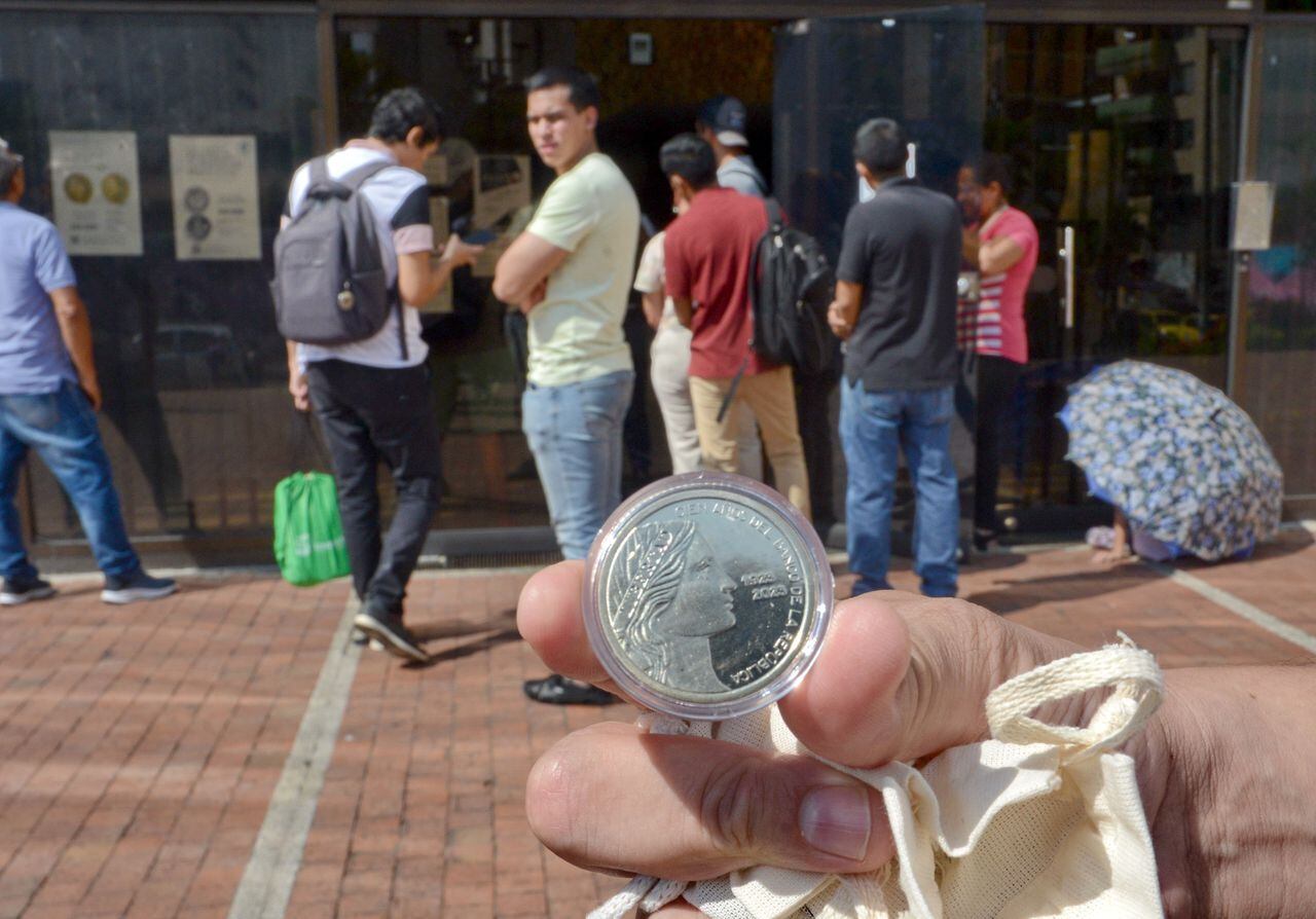 Activo; Venta de la nueva moneda de $ 20.000 en el Banco de la Republica. foto José L Guzmán. El Pais
