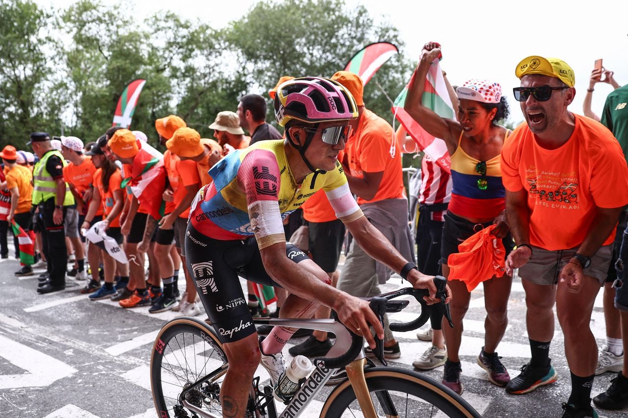 El ciclista ecuatoriano Richard Carapaz sufrió una caída en la primera etapa del Tour de Francia 2023.