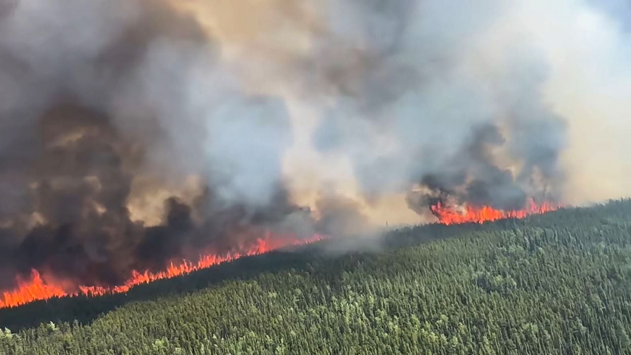 Esta imagen fija del 8 de junio de 2023 de un video del Servicio de Incendios Forestales de Columbia Británica muestra una vista aérea del incendio forestal del río West Kiskatinaw ubicado a 10 km (6 millas) al este de Tumbler Ridge, Canadá. Decenas de incendios siguen ardiendo en el oeste del país: 62 en Alberta, 76 en el extremo occidental de la Columbia Británica y 24 en Saskatchewan. (Photo by Handout / BC Wildfire Service / AFP) / RESTRINGIDO A USO EDITORIAL - CRÉDITO OBLIGATORIO "FOTO AFP / BC Wildfire Service / Handout" - SIN MARKETING NI CAMPAÑAS PUBLICITARIAS - DISTRIBUIDO COMO SERVICIO A CLIENTES