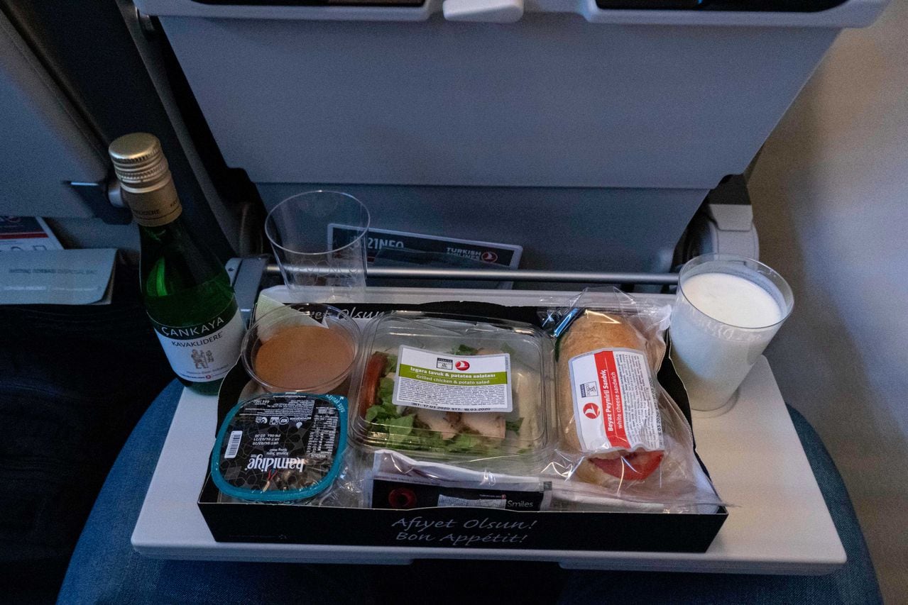 El pasajero se enojó por la comida que le ofrecieron en el avión