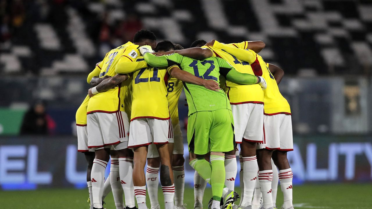 Colombian players gather before the 2026 FIFA World Cup South American qualifiers football match between Chile and Colombia, at the David Arellano Monumental stadium, in Santiago, on September 12, 2023. (Photo by Javier TORRES / AFP)