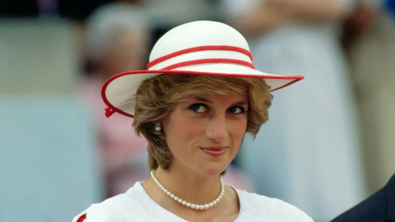 Diana, princesa de Gales, luce un atuendo con los colores de Canadá durante una visita de estado a Edmonton, Alberta, con su esposo, el entonces príncipe Carlos