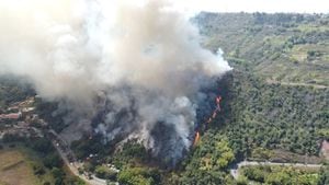 Las llamas se han extendido rápidamente por la vía Floridablanca- Piedecuesta Santander.