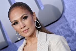 Jennifer Lopez asiste al estreno en Los Ángeles de "The Mother" de Netflix en Westwood Regency Village Theatre el 10 de mayo de 2023 en Los Ángeles, California.