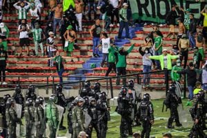 Imagen de los disturbios en el estadio Atanasio Girardot en la previa del juego entre Atlético Nacional y América.