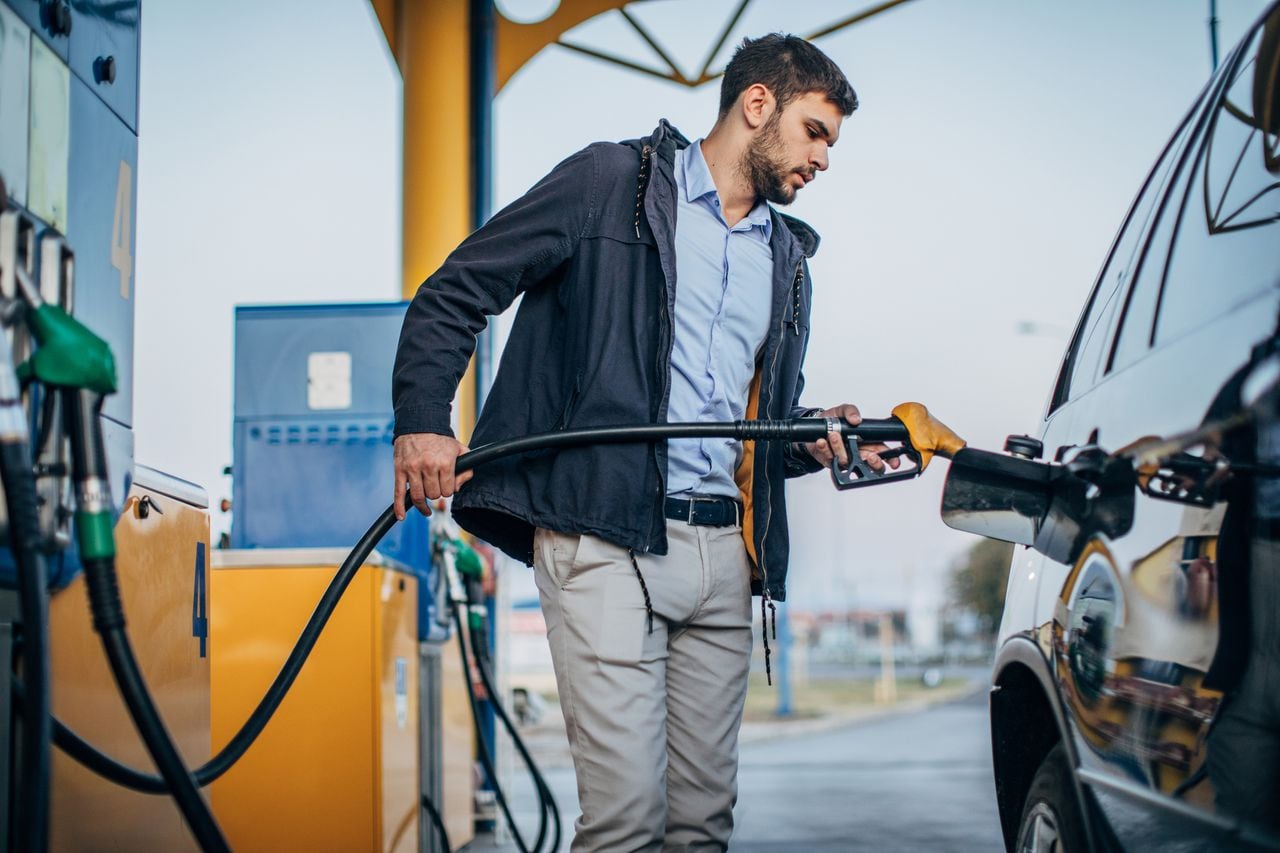 Conductores de todo el mundo buscan comprender por qué sus autos consumen más gasolina de lo esperado.
