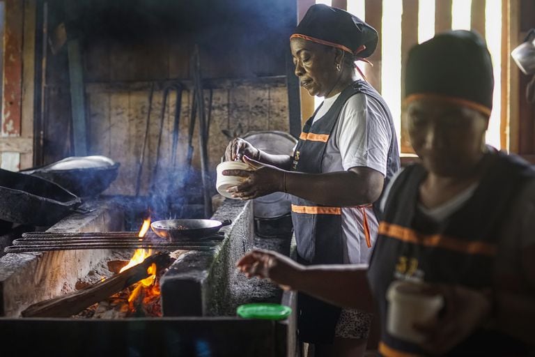 Tumaco se ha convertido en una vitrina para visibilizar el turismo comunitario con actividades económicas viable en el Municipio, con sus paisajes costeros y su tradición culinaria, resultado de sus raíces afrocolombianas e indígenas que hoy muestran al mundo.