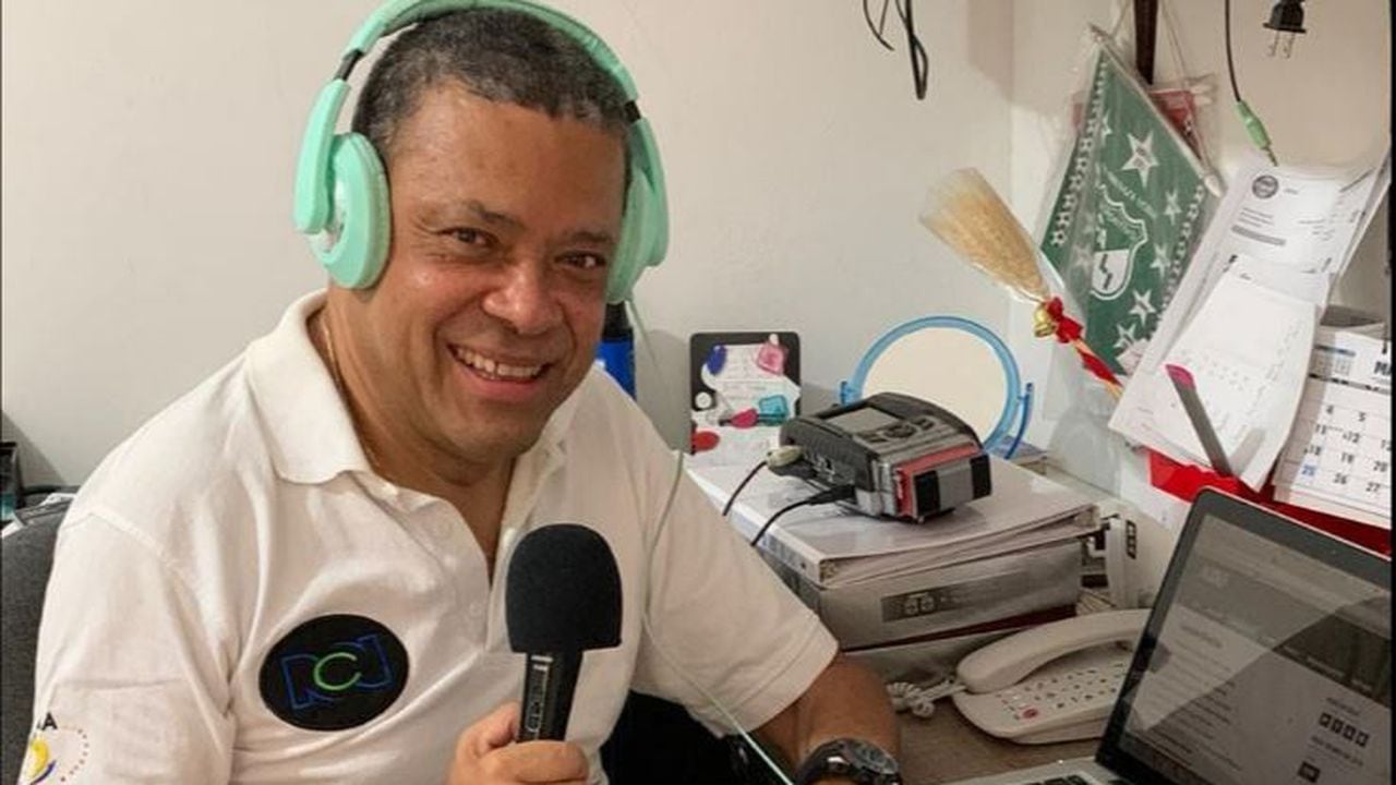 Óscar Luis Cárdenas lleva 44 años vinculado a la radio deportiva de Cali.