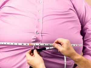 Hombre obeso con cintura de 72 pulgadas