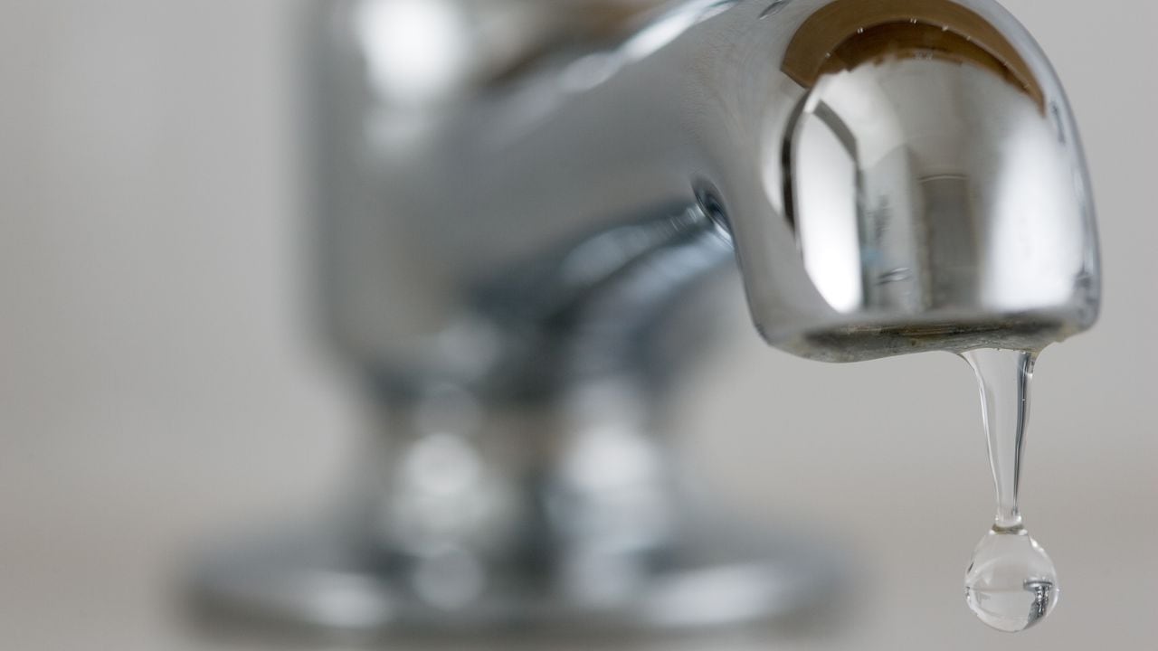 Se recomienda hacer uso del agua de forma racional privilegiando el lavado de manos y la preparación de alimentos.