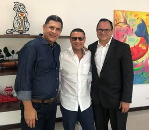 Alexander Zuluaga (centro), quien fue designado como gerente de Corfecali, junto al alcalde Jorge Iván Ospina y el secretario de Desarrollo Económico de Cali, Argemiro Cortés.