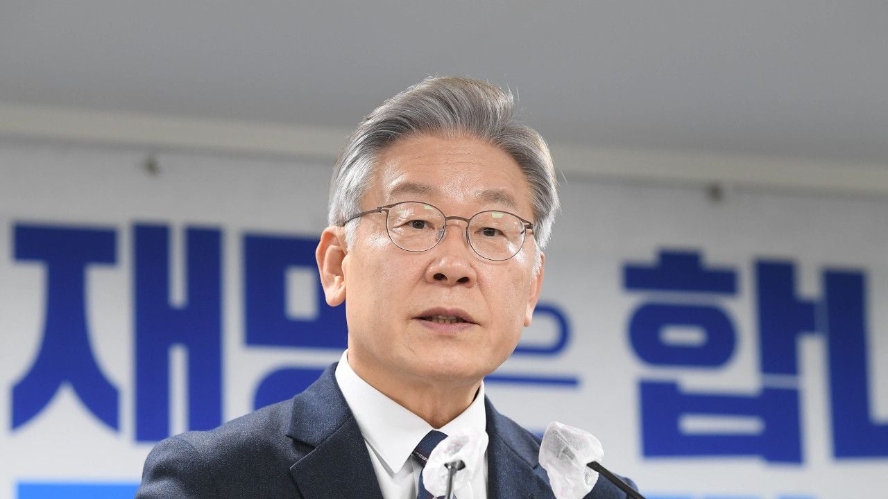 Líder de la oposición de Corea del Sur fue apuñalado en el cuello