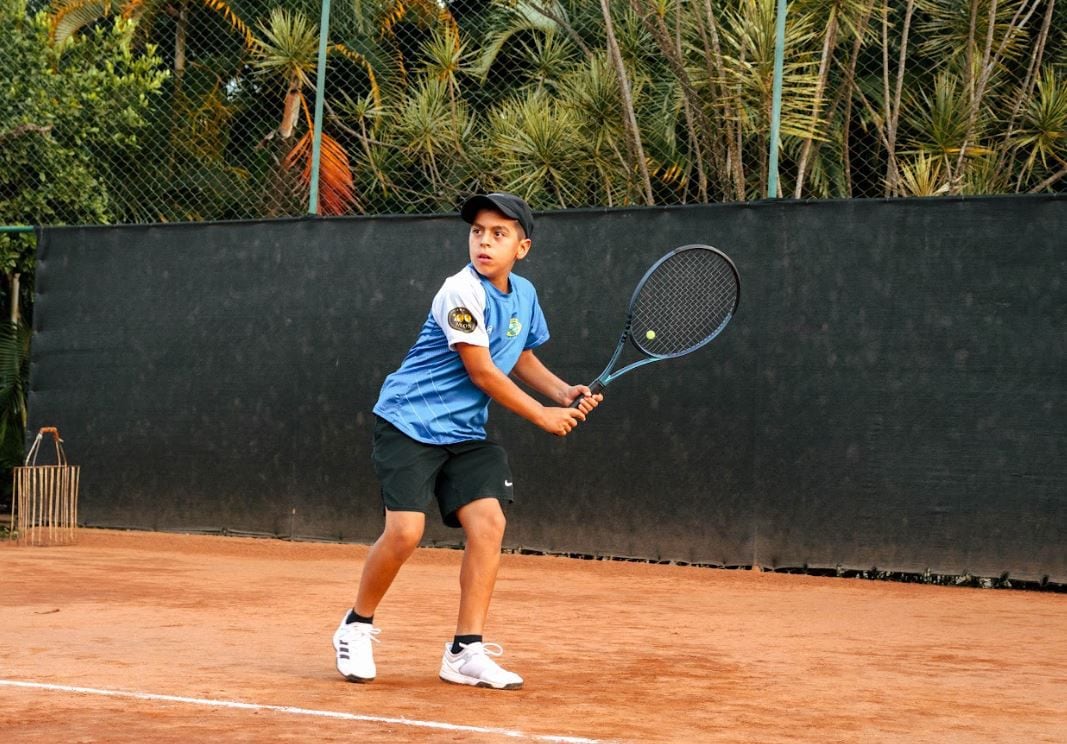 Mathías Llanos, tenista caleño que empieza a mostrar grandes condiciones.
