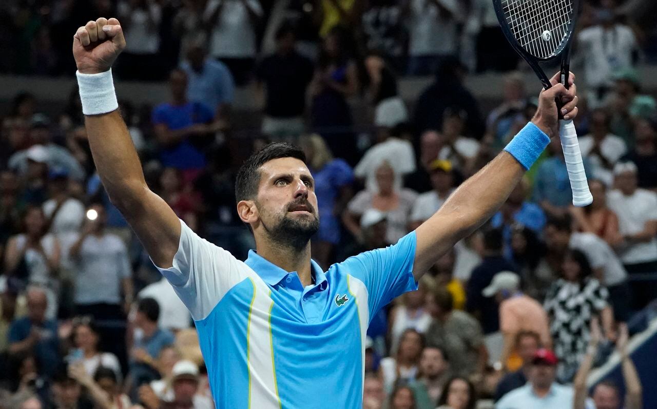 El serbio Novak Djokovic festeja su paso a la final del US Open de los Estados Unidos 2023.