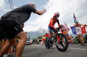 Egan Bernal recibe el aliento de los fans en la contrarreloj del Tour de Francia 2023