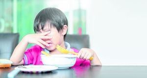 Algunas alertas tempranas de desnutrición se presentan cuando el menor tiene poco apetito y se siente desganado.