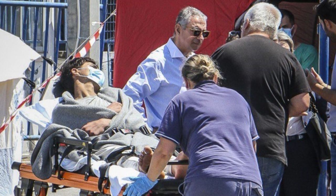 Uno de los sobrevivientes del naufragio en Grecia es llevado a un hospital