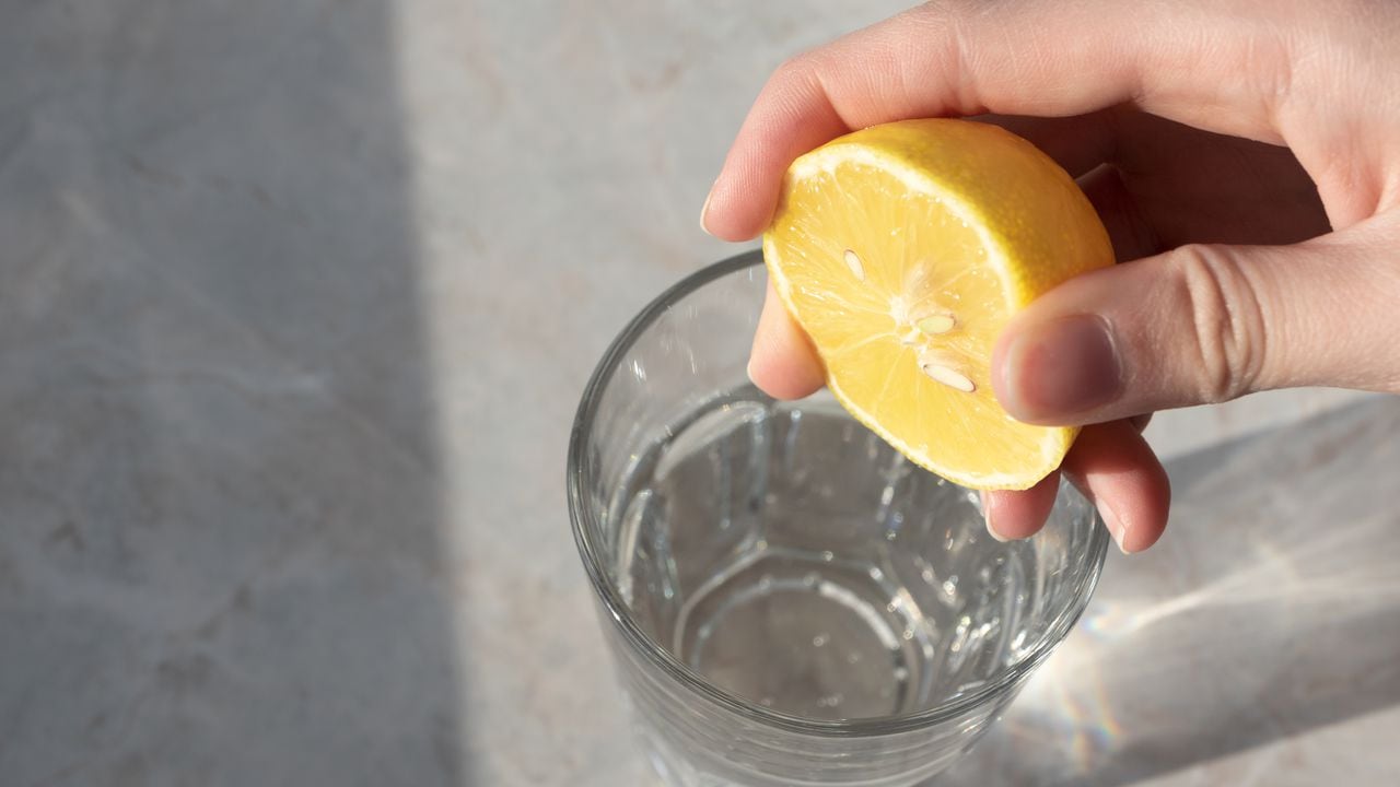 El agua con limón también ayuda a cuidar la piel.