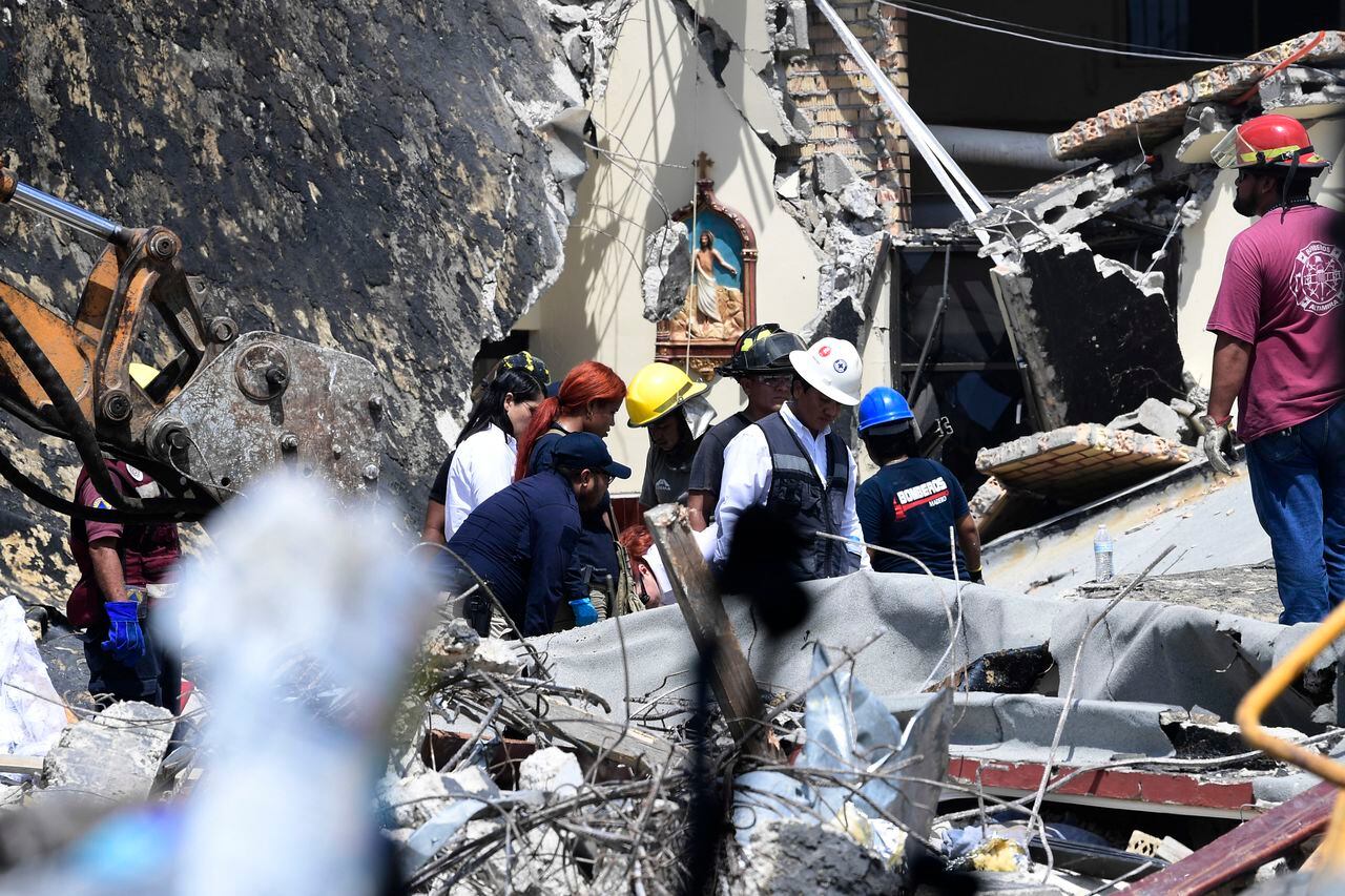 Rescatistas y miembros de Protección Civil retiran una bolsa entre los escombros después de que el techo de una iglesia se derrumbara durante un bautismo en Ciudad Madero, estado de Tamapulipas, México, el 2 de octubre de 2023